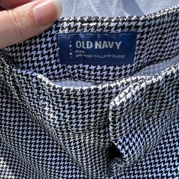 Black and white old navy capris. Pixie. Midrise. 4 regular. - Picture 3 of 7